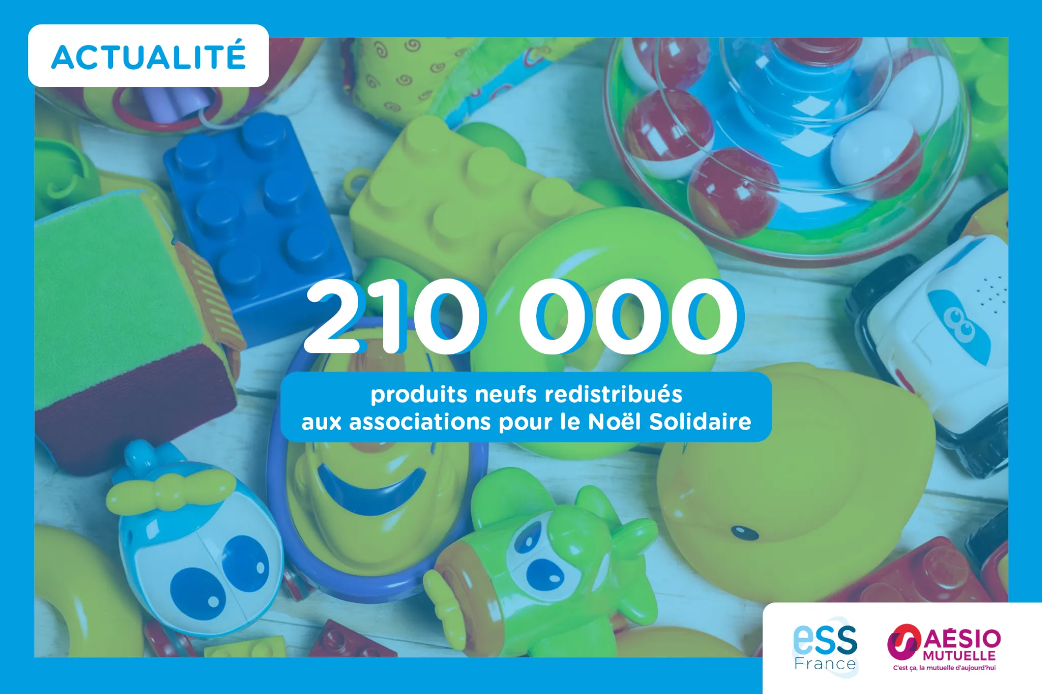 Visuel de jouets en plastiques sur le sol avec filtre bleu et texte "210 000 produits neufs redistribués aux associations pour le Noël Solidaire"